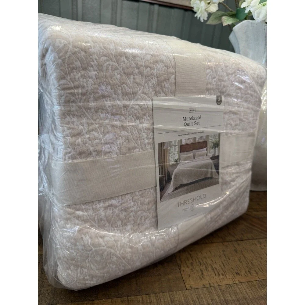RARE 3pc King Reversible Lightweight Matelasse Quilt and Shams Set Vine NEW